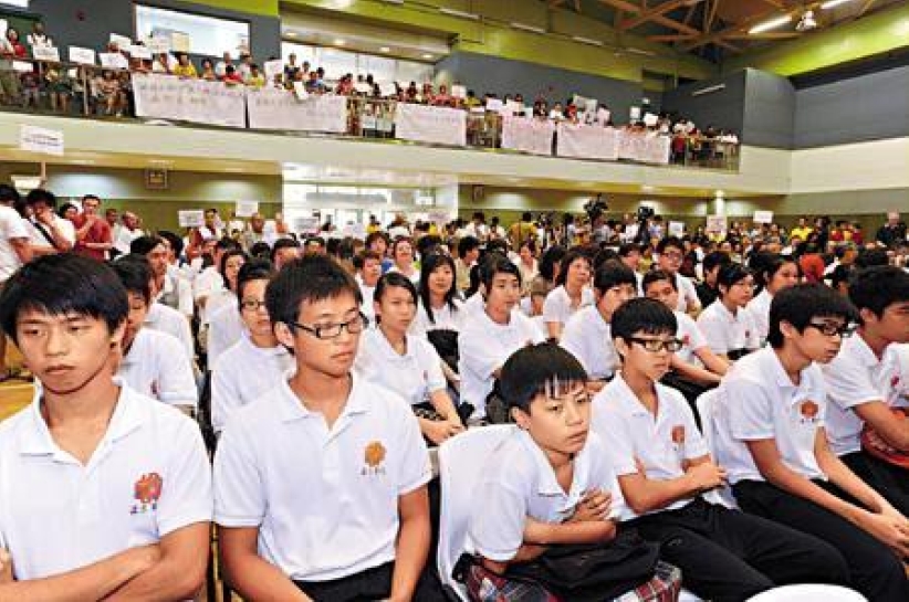 正生書院學生噓聲中靜默 爭取梅窩居民接納