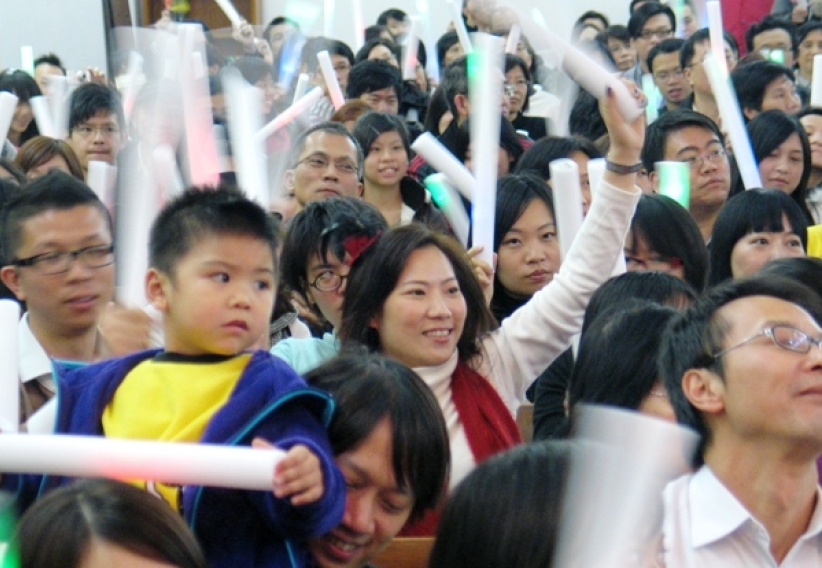陳恩明牧師向「八十後」談火熱生命贏盡掌聲