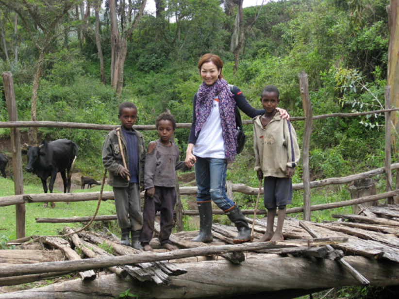 鄭秀文坐言起行 探訪非洲貧困孩子