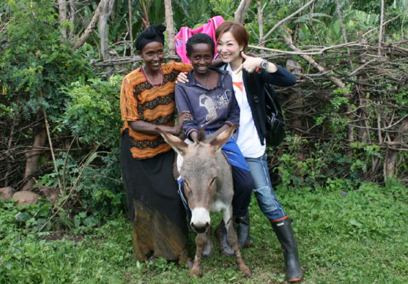鄭秀文坐言起行 探訪非洲貧困孩子