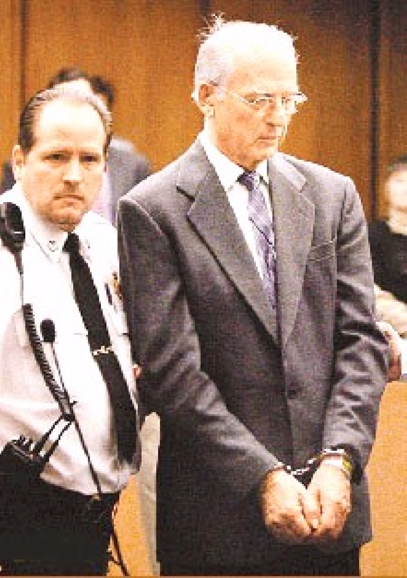 天主教神父性侵男童且受教会包庇丑闻不断