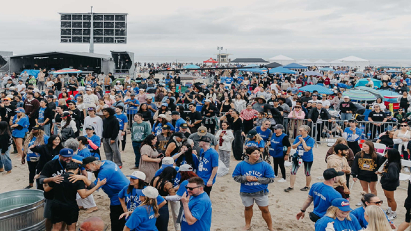 美國看見復興!7700人南加州海灘同步洗禮