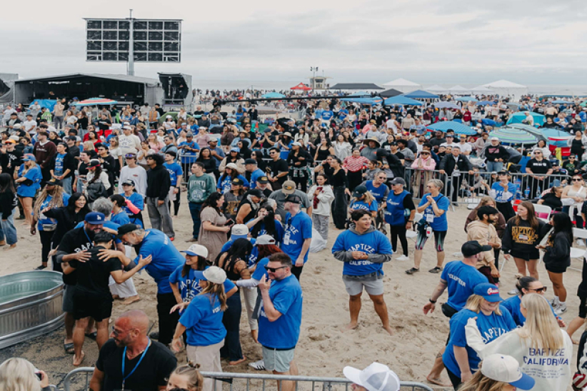 美国看见复兴！7700人南加州海滩同步洗礼
