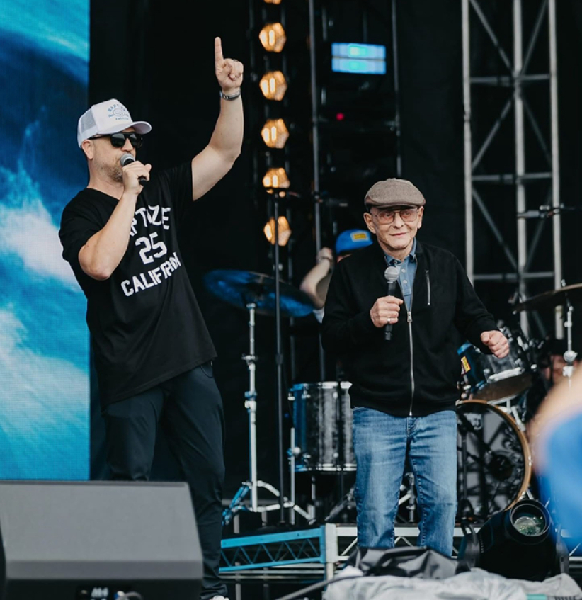 美国看见复兴！7700人南加州海滩同步洗礼