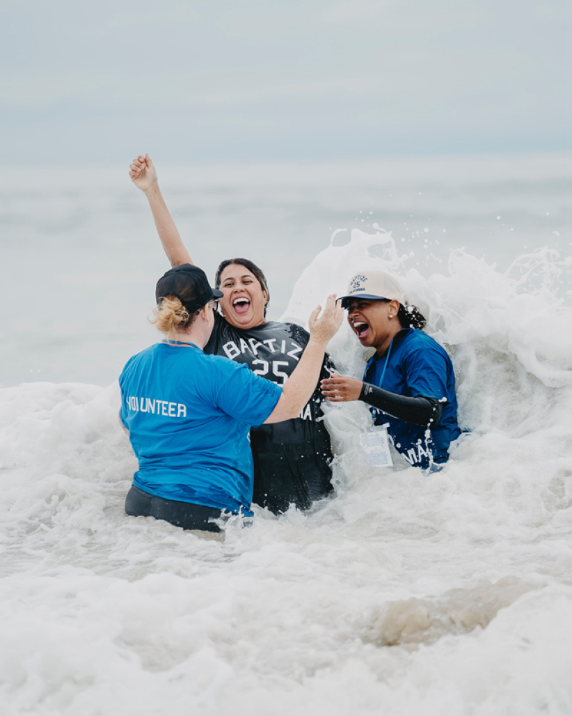 美國看見復興！7700人南加州海灘同步洗禮