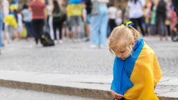 烏克蘭母親攜幼女 逃離戰火36小時