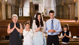 強勢家庭10項特徵：父母子女一起祈禱讀經去教堂