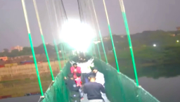 印度吊橋倒塌造成至少141人死亡