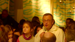 泰澤歐洲年會前夕 院長赴烏克蘭街頭與青年燭光祈禱