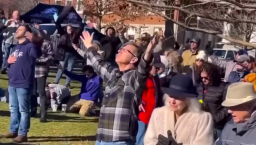 復興之火燃亮校園 阿斯伯里大學爆滿悔改人群