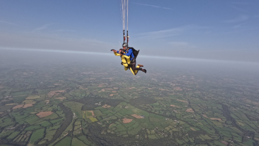 英國60歲牧師克服恐懼高空跳傘 籌款更換教堂屋頂