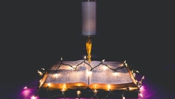 將臨期紫色蠟燭象徵祈禱懺悔