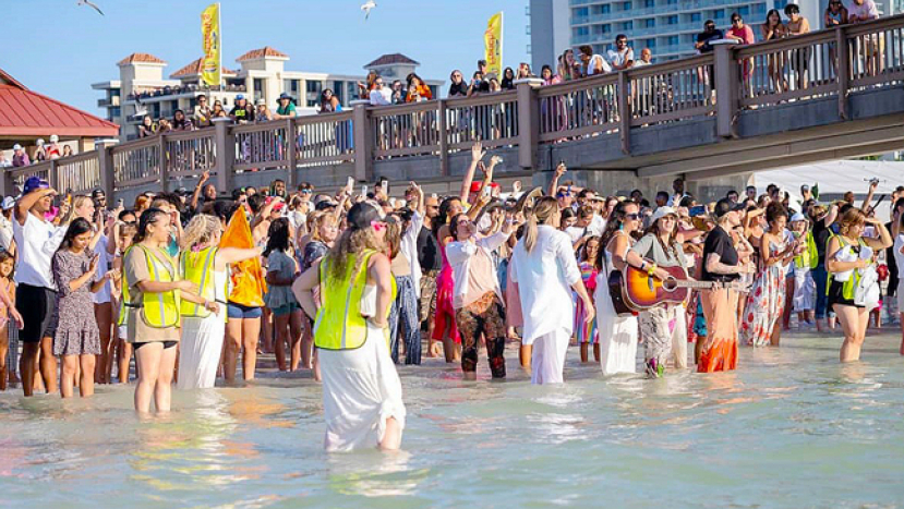 前女巫改邪歸主 海灘為200人施洗