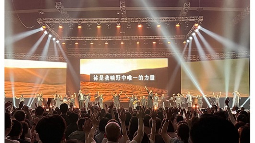 讚美之泉會展舉辦特會 兩場1萬6千人同心敬拜