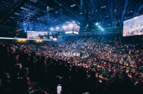 勞格理赴查理·柯克遇害校園舉辦布道會逾千人回應福音